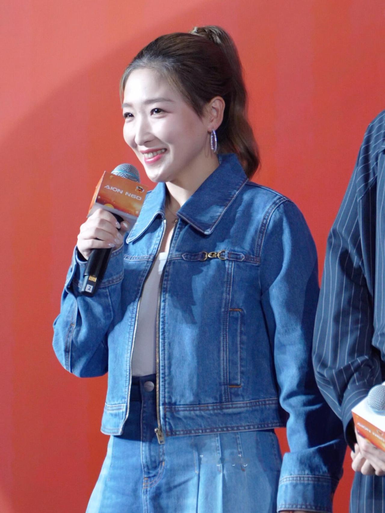 刘诗雯真的好秀气，气质在线，不输给明星和网红，乒乓球的颜值担当！他们都代言广东