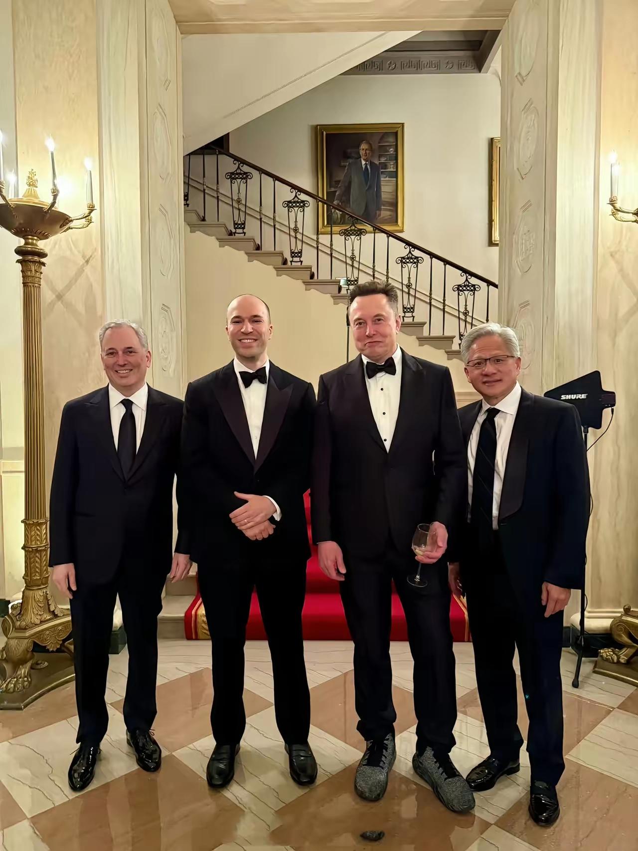 马斯克半年后重返白宫，重点来了：他的鞋非常的特别，看着像是48码的，他的脚板