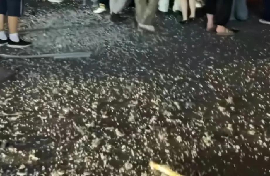 6月2日晚8时左右，湖南长沙侯家塘北公交车站发生惊险一幕。一辆小车突然失控，径直