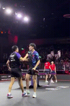 国乒包揽冠亚军，四个男生三出戏。温瑞博和袁励岑：兄弟，握个拳，以后还要一起