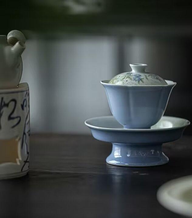 一位经济学家曾说：“面对当下经济环境，哪怕你有一丁点存款，不管是三五万也好，十几