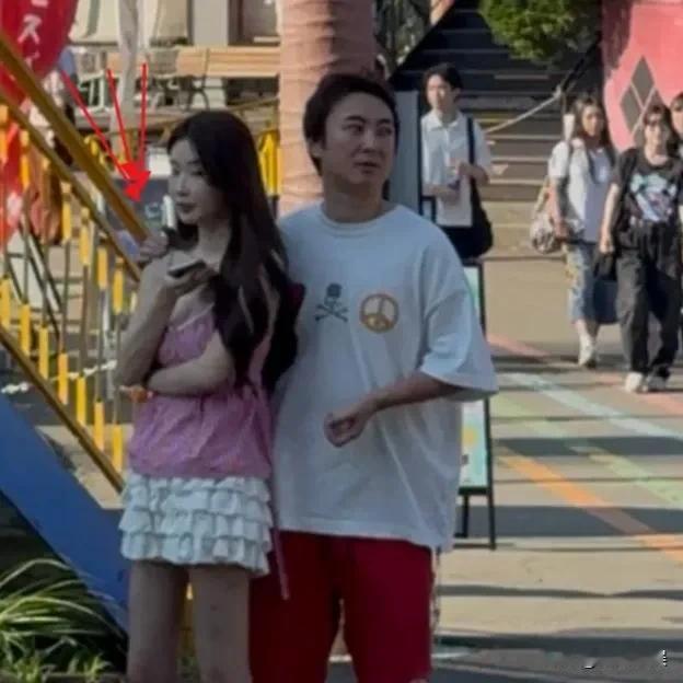 王思聪，好不快活！王思聪又被偶遇了，在日本游乐场玩，按理说，王思聪游玩应该带
