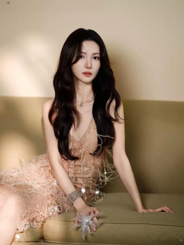 分享娱乐分享娱乐金晨身穿流苏亮片裙宛若仙女下凡，飘逸灵动，魅力十足！