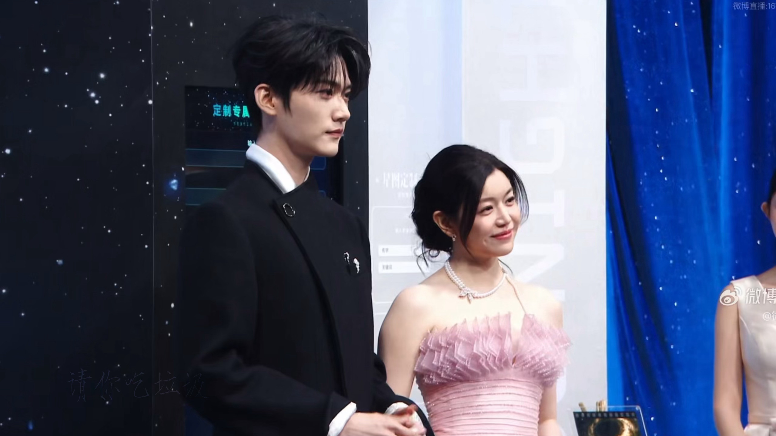 啊啊啊啊谢谢你微博之夜，来了我们狙击蝴蝶最美姐狗微博之夜红毯