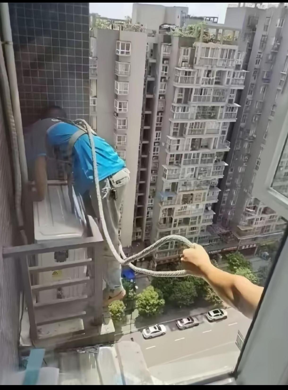 这个根本拉不住的，安全带不够长，可以在后面接一根绳子，绑在暖气管子上。高空作业（