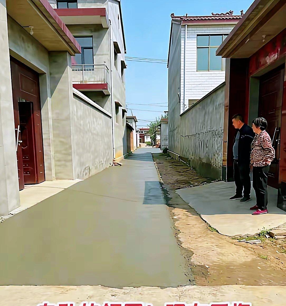 村里老张家前年修路，非要占邻居老李家半米宅基地，仗着自家儿子在县里当个小干部，硬