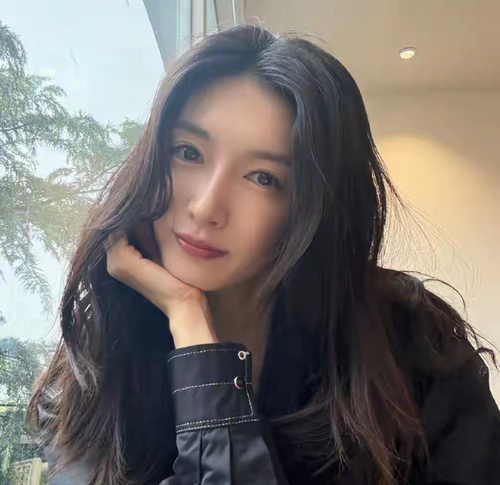 江疏影工作室呵呵肯定不是我们江姐啊。会是谁呢[笑着哭]​​​