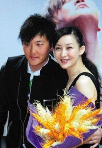 ☁1999年，成名后的孙楠抛弃了同居10年的女友辛欣，转身娶了神交已久的买