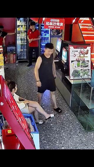 这个女人下手可真狠。她仅用一招便抓住男子的手指，并用力向外掰？疼的男子马上蹲