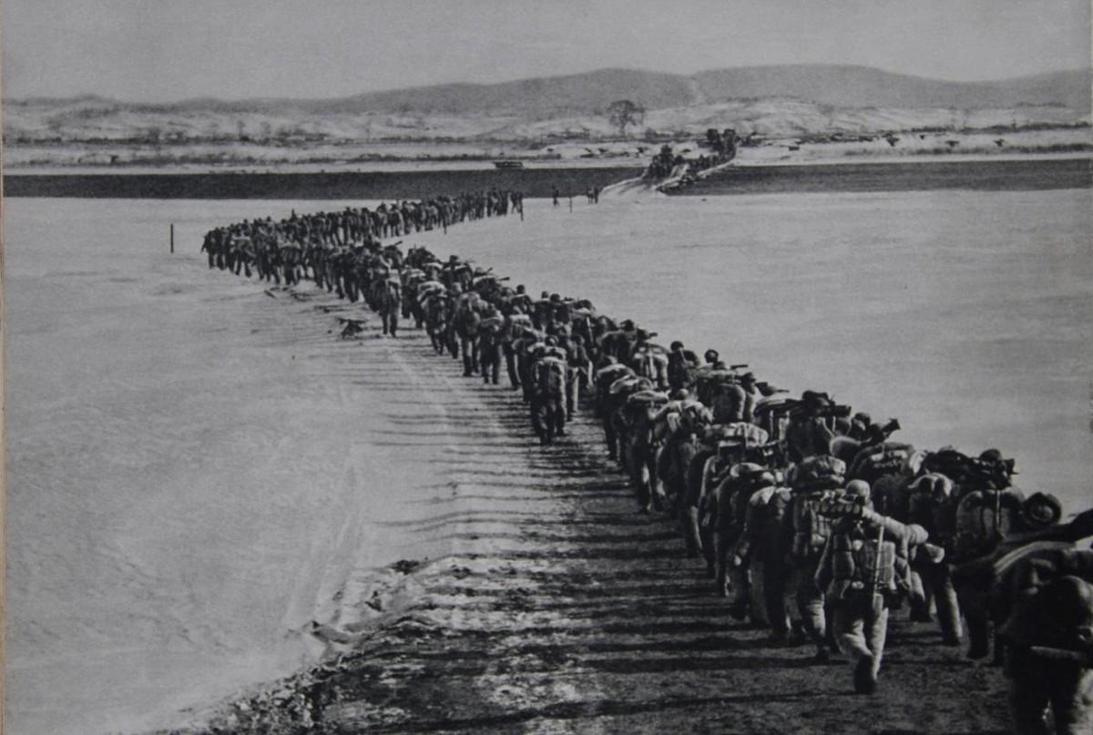 1951年，美军俘虏了一个17岁的志愿军战士，美军用电话线把他捆住，连夜拉去领赏