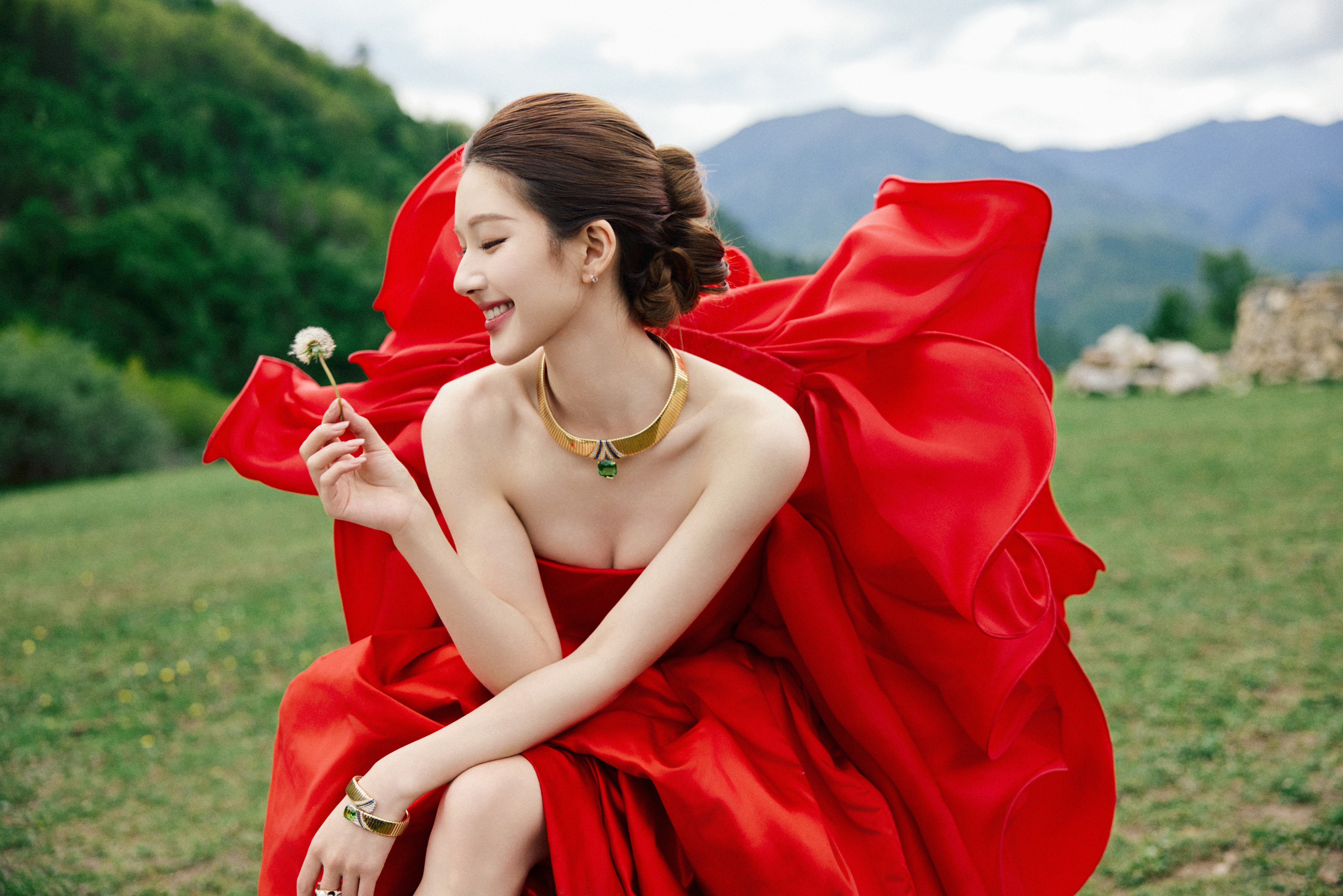 赵露思穿上这套StéphaneRolland高定礼服可太美了！裙身以大量立体