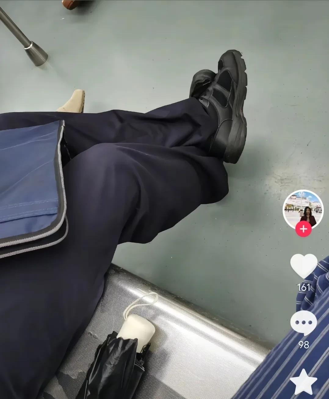 经典抛光藏蓝色警裤加作训鞋，旁边这位百分百是警察！在地铁上，看到身边这位的穿着