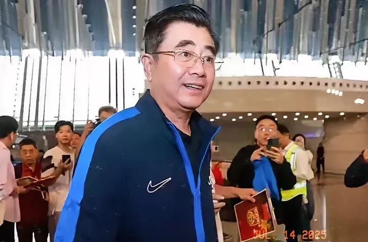 球迷们开始动手给男足“断粮”了！许多人说要拒绝买赞助商的东西。它们赞助这种没体