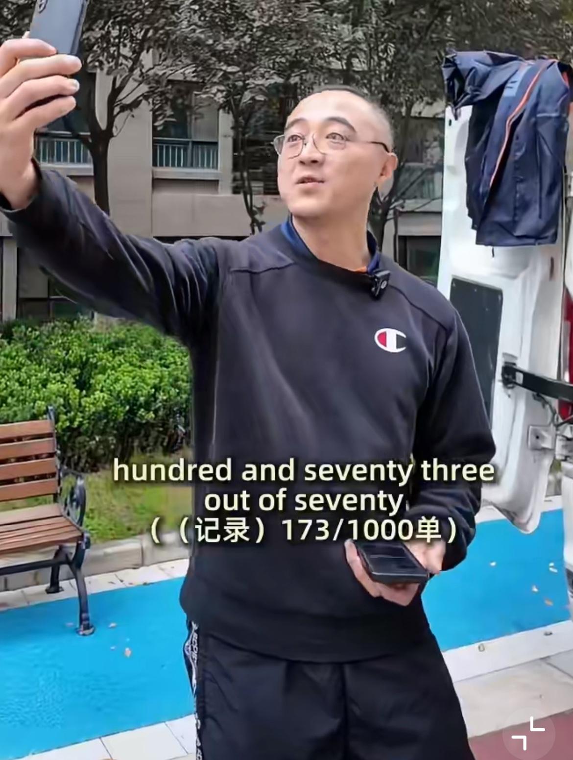 西安高学历海归干搬家师傅，流利英语记录日常走红，这又是个什么赛道。如果他要是在国