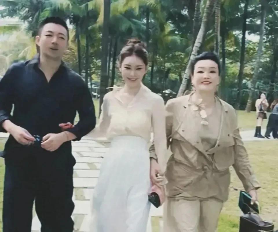 大家发现了没汪家一家三口好像唐僧肉走到哪都有人“惦记”汪小菲被前女友时