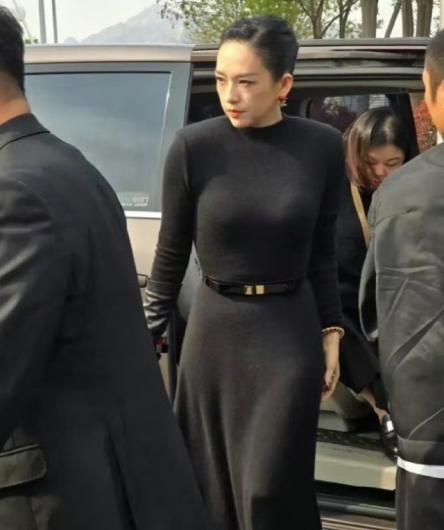 网上都在说这叫气场，但我怎么觉得她很气愤呢？全身都在很用力的憋着劲的感觉，似乎