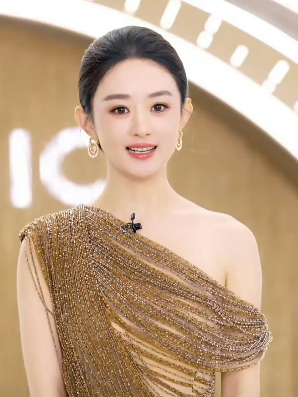 赵丽颖鎏金斜肩礼服赵丽颖大光明发型​大光明都这么美​​​