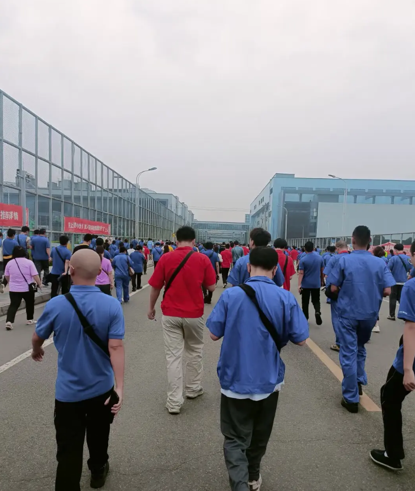 比亚迪也开始急了。现在比亚迪已经全部停止上晚班，只上白班，而且基本不加班，