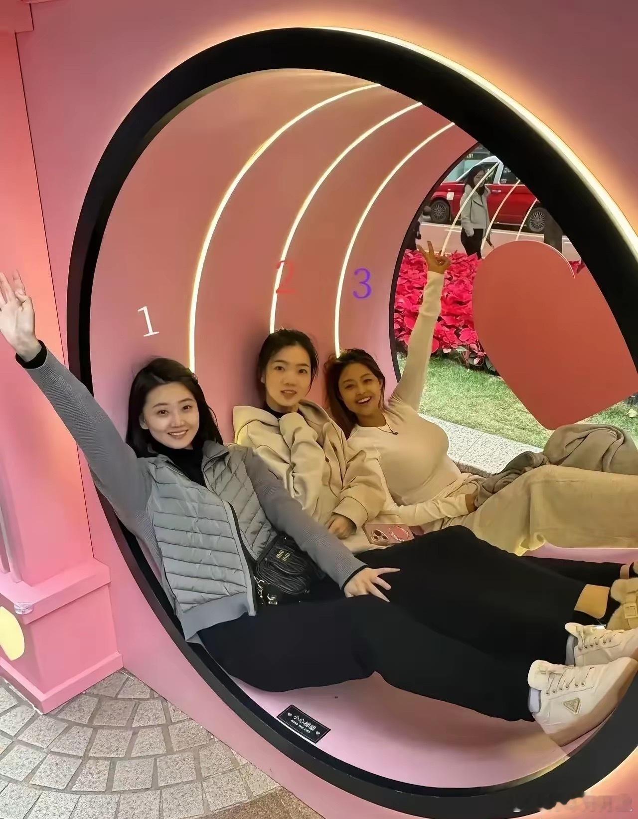 这三个女生，谁适合炒股？​​​