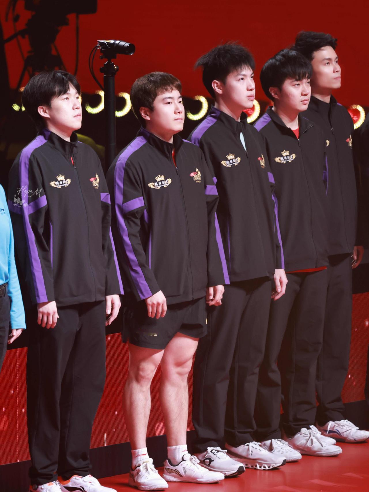 各个都是条子，王楚钦一排，全是帅气又迷人，大胖和小黄油也是板板正正的帅！山东魏