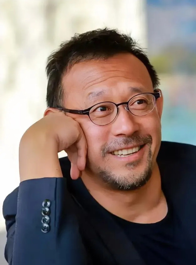 黄磊曾说：“我和姜武是大学室友，住一个屋。有天他哥姜文来了，我愣是把姜文认成了姜