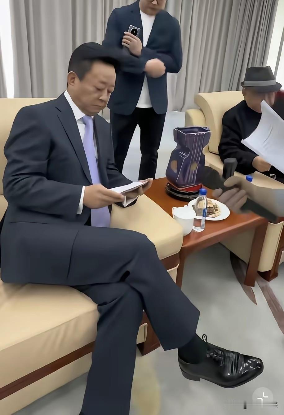 朱军和王刚同框的照片，应该是很多年前的事情了，现在两个人都身居简出，过的都非常低