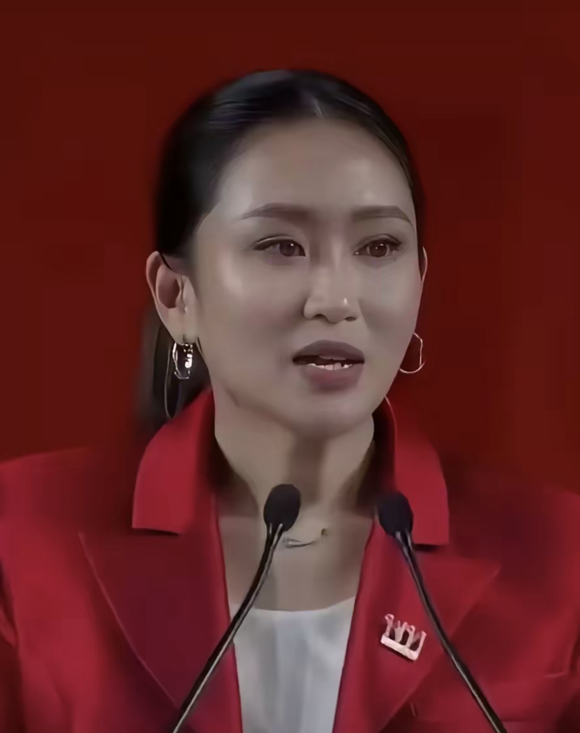 最新动态泰国前女总理佩通坦强势表态：辞职？绝无可能。此前，面对国内局势