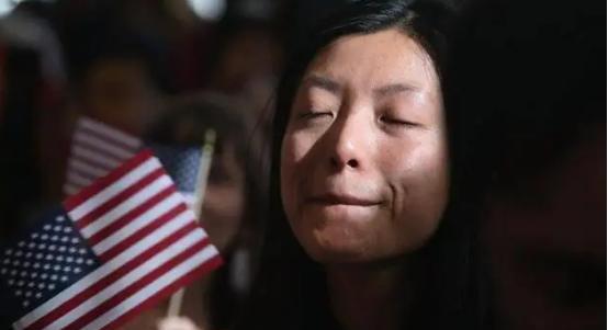 一位来自美国的华人表示：“如果美国放开移民，你看国内40岁以下还剩多少”。要我说