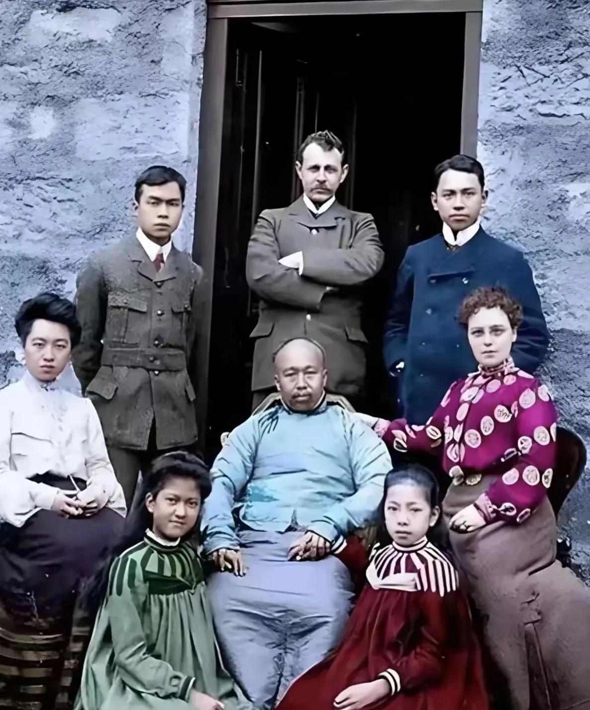 这才是康有为真实的容貌，这不是演员所饰演的，看他一家国外的妻儿老小的全家福，大家