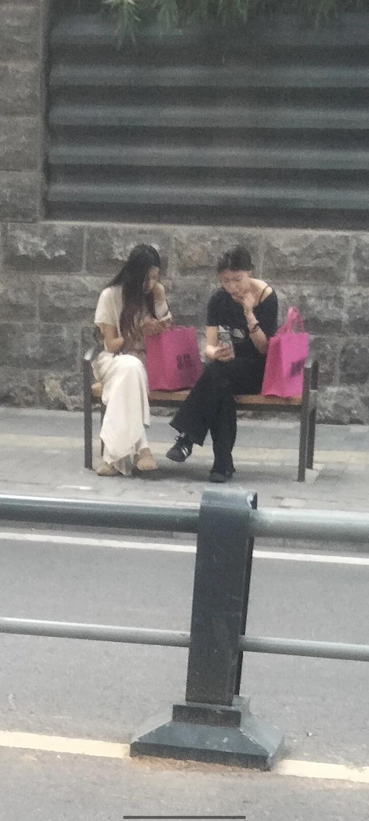我慢慢接纳所有不完美，也心甘情愿为一人妥协。不用迎合世俗标准，不用勉强伪装自己，