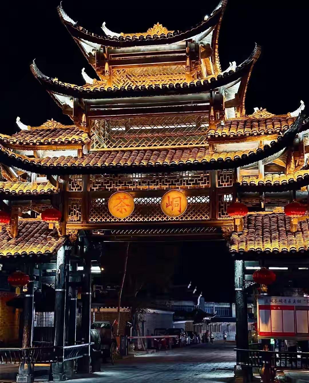 我找到了一个古镇。它没上过《国家地理》，小红书上也刷不到几条笔记。但2026