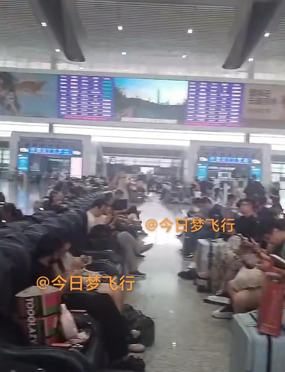 广东队抵达东莞南站，崔永熙王洪泽随队回家！今天下午，结束了中美国际篮球明星赛比
