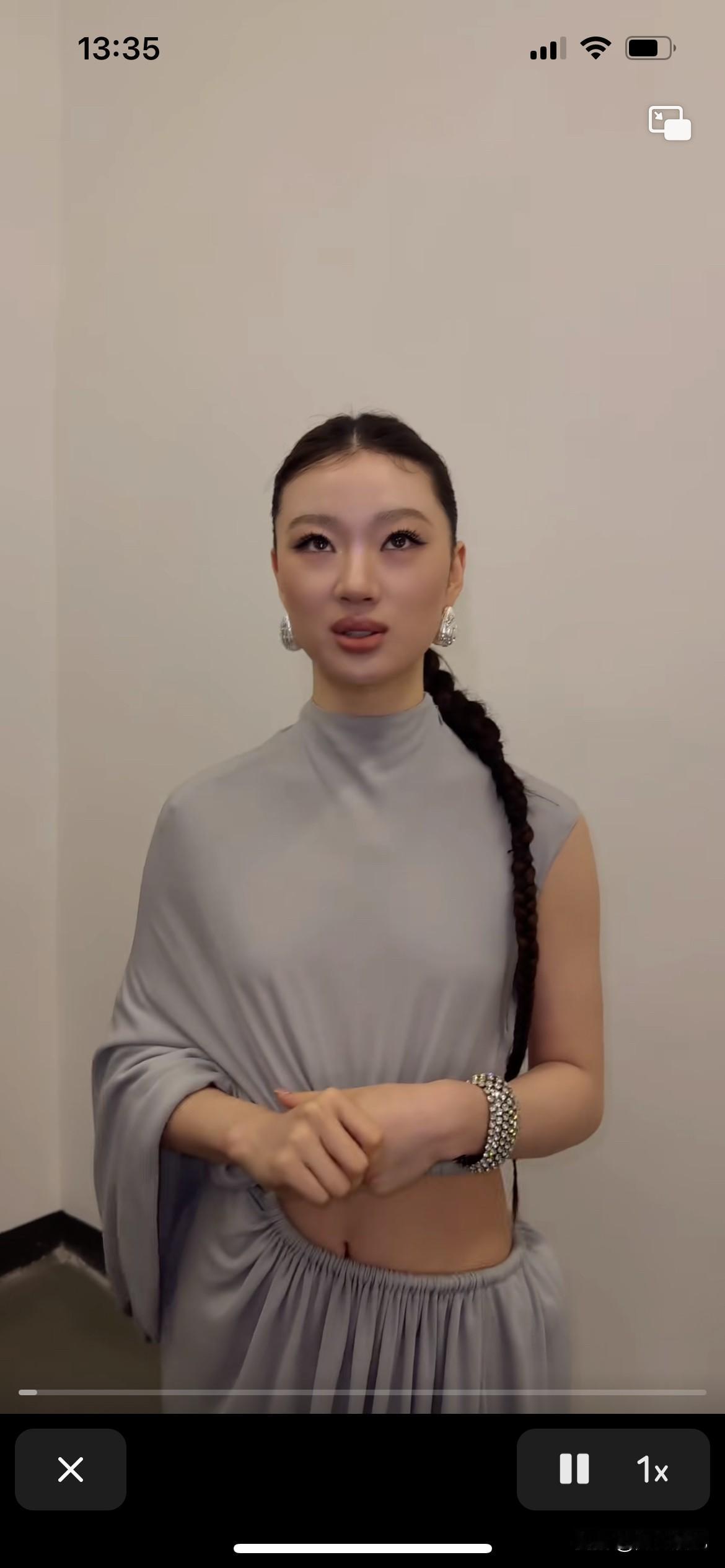 单依纯火了，名气大了。一颗新星冉冉升起，宛如大家闺秀，宛如沙场老将。歌声很美