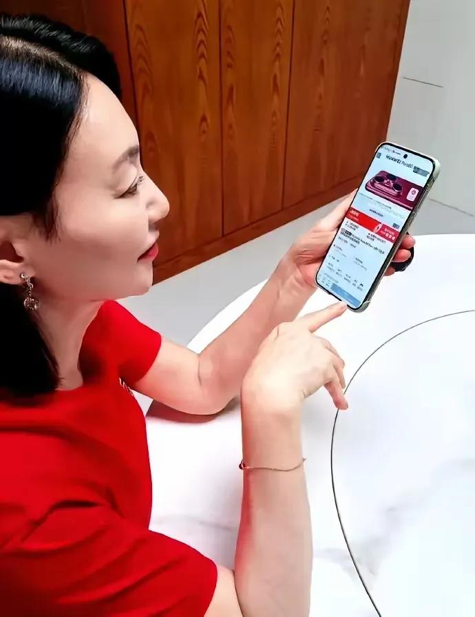 你敢信？65岁影后惠英红接代言，竟是因为名字里带个“红”字！最近外卖圈的商