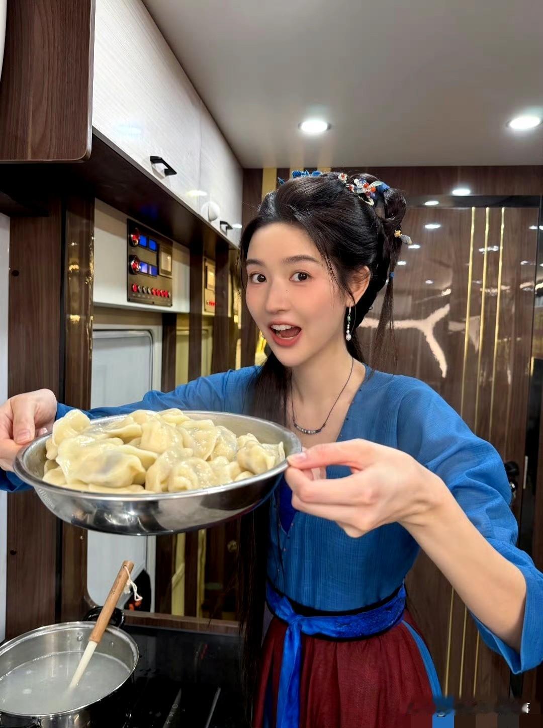 王玉雯立冬穿古装煮饺子：这波“古人干饭”太会整活！谁懂王玉雯这波立冬整活？