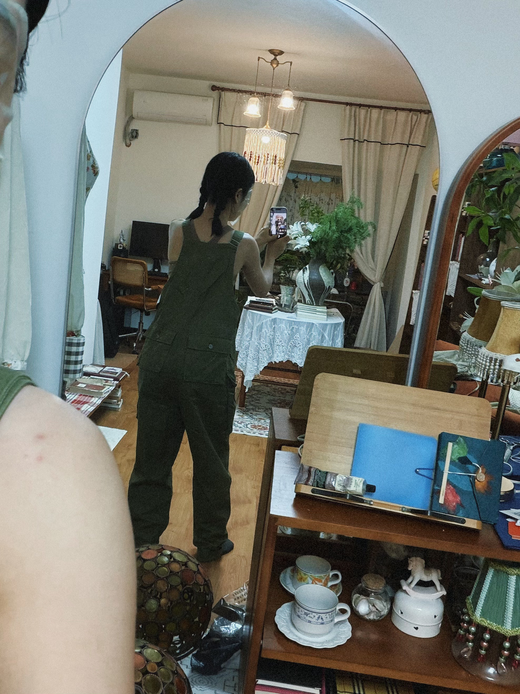 笑死老子了，许多鱼说人到中年要勇敢走出舒适圈，尝试新穿搭，买了一条喇叭裤，一条背
