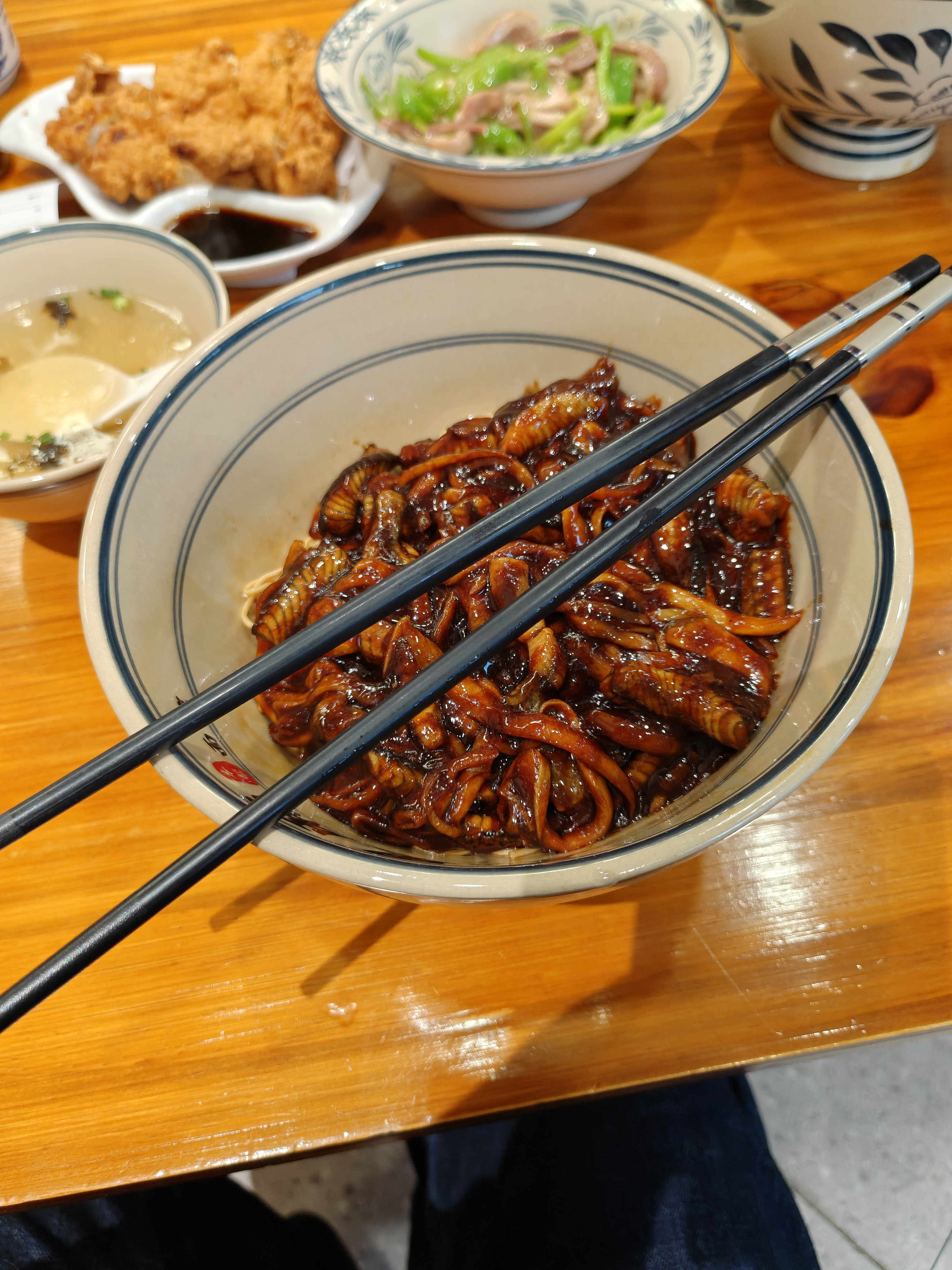 今晚在上海吃了顿本帮面，真有点一言难尽…酱爆鳝丝除了酱油味，基本没别的味道，俩人