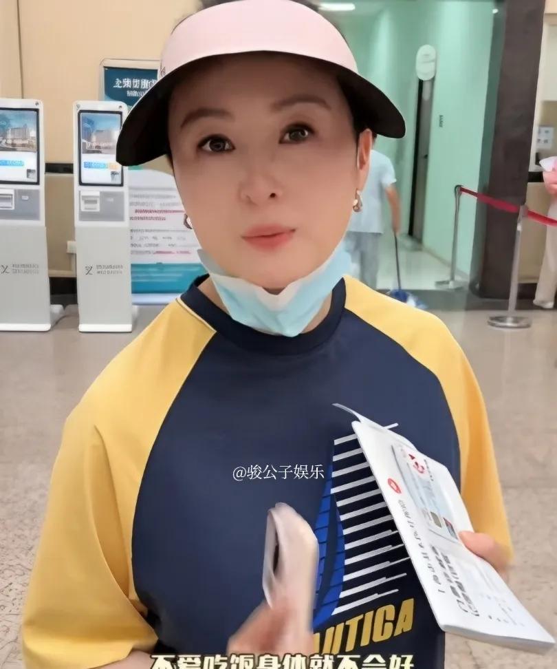 戴娇倩近日带女儿看病，9岁女儿一年只长2厘米，挑食严重身形消瘦。医生建议她一定