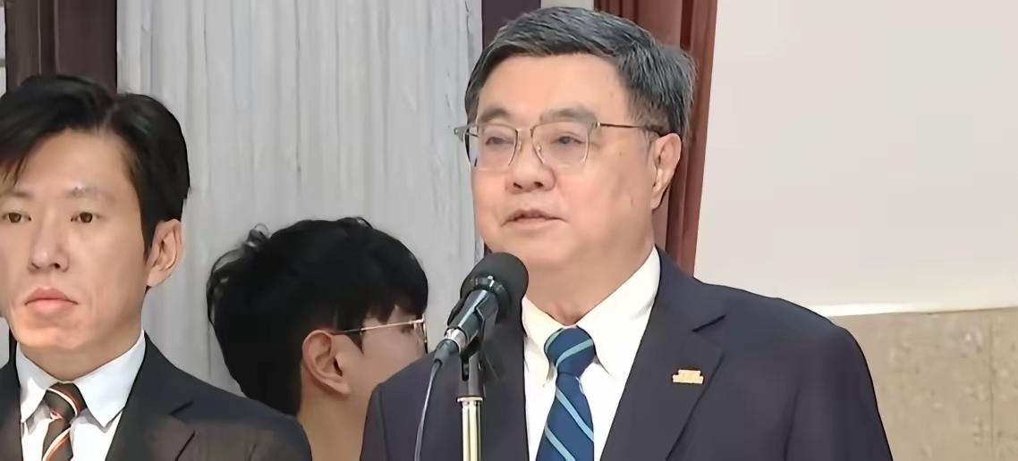 太可笑了！台湾地区行政机构负责人桌荣泰今天上午对国民党主席郑丽文访问大陆一事嚣张