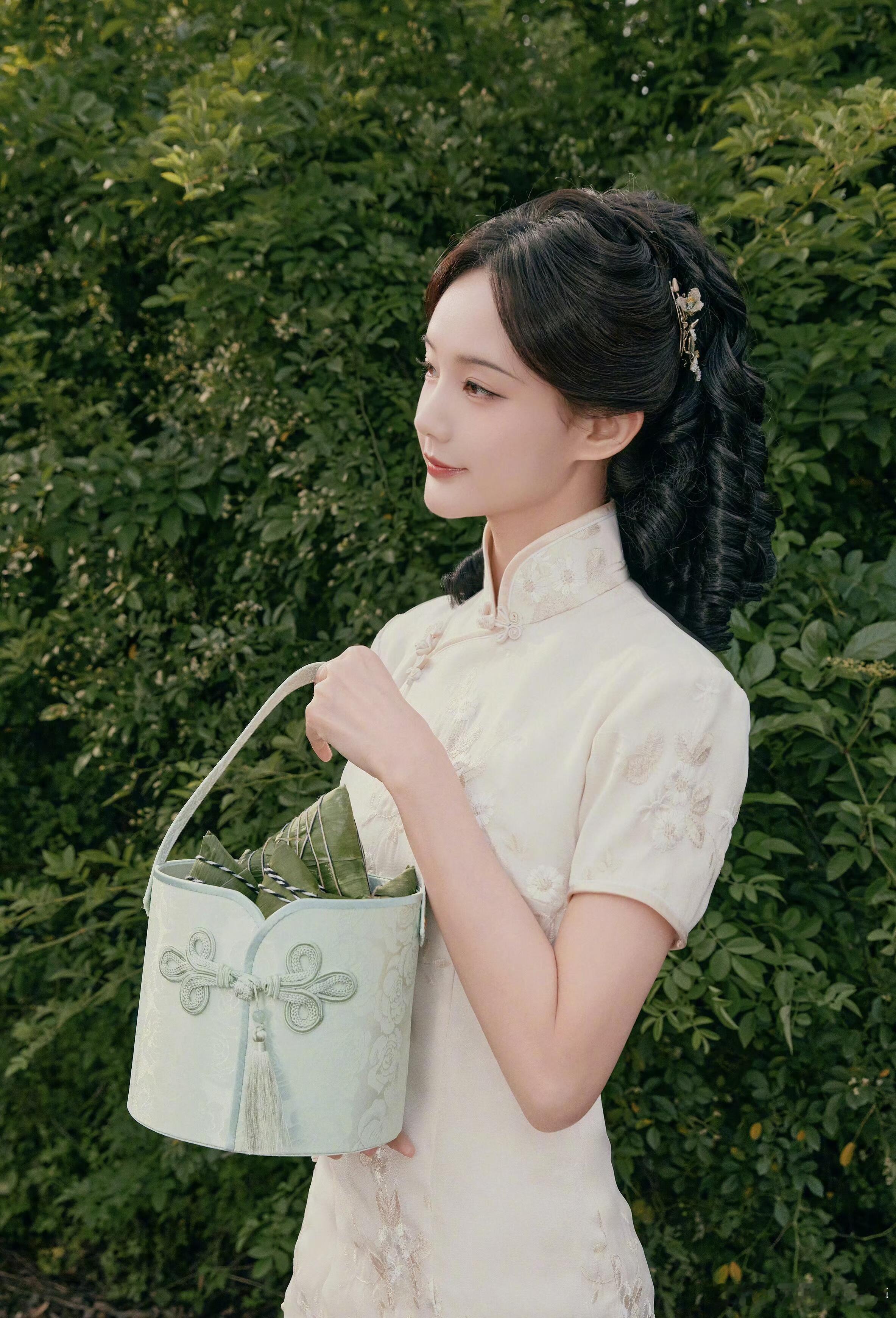 长风起编剧说李一桐演的纯恶女长风起以前总看李一桐演温婉角色，这次直接变身全剧第