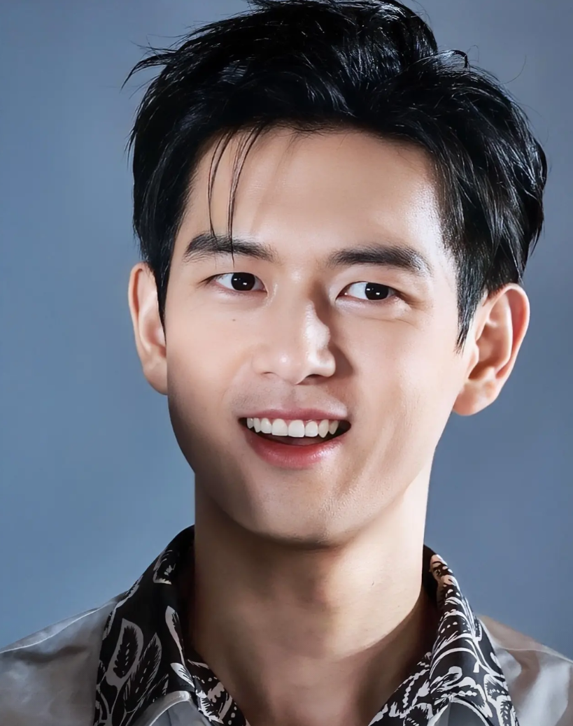 大家发现了吗？李现到现在还保持着最初的质朴，他说：“我不太乱花钱，很感谢我