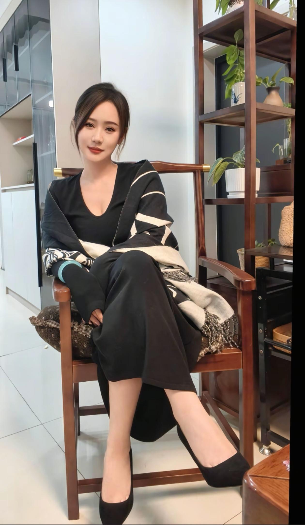 很有女人味气息的装扮。