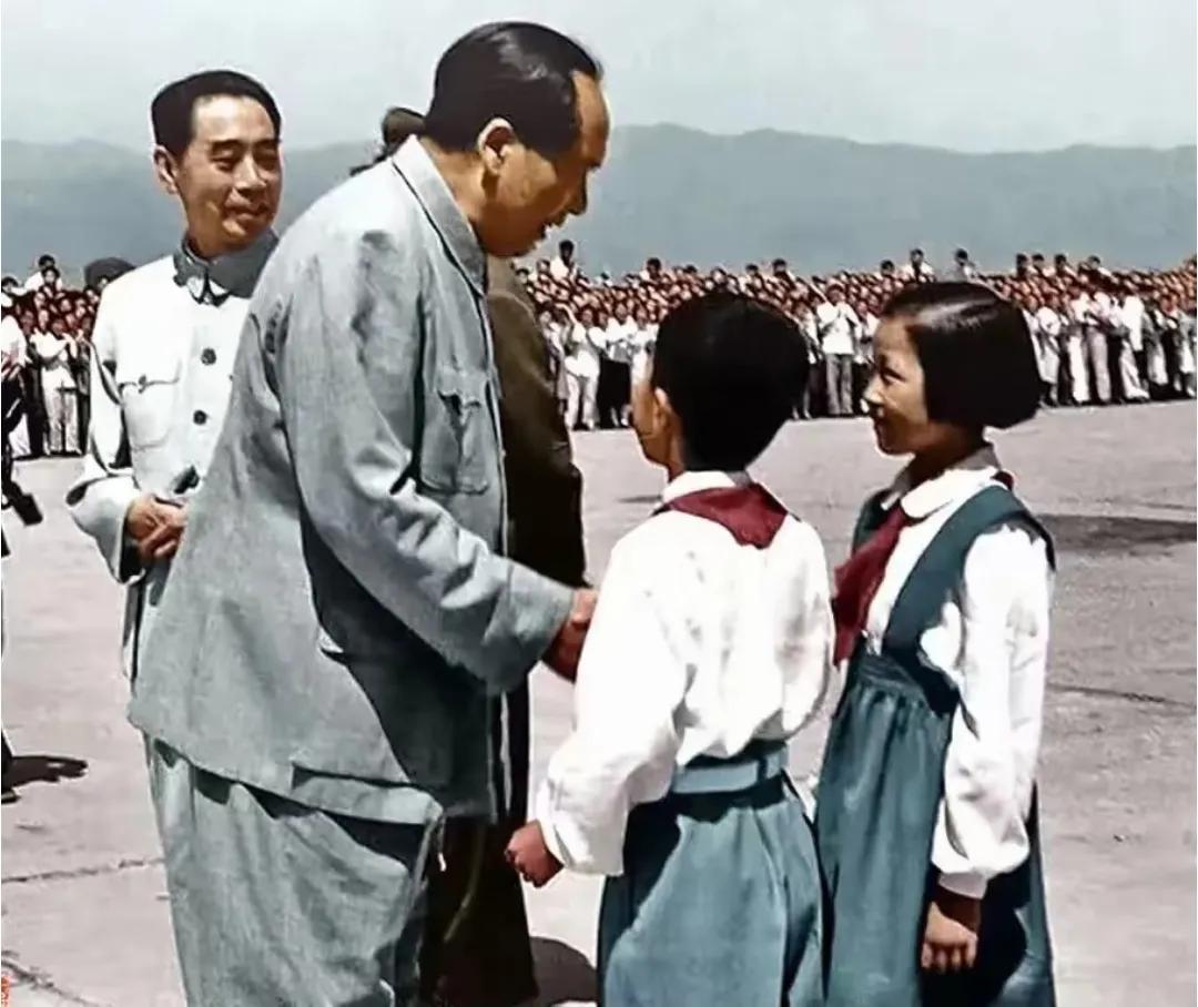 昨晚《新闻联播》那句“我们今天的伟大成就，都建立在毛泽东等老一辈革命家打下的江山