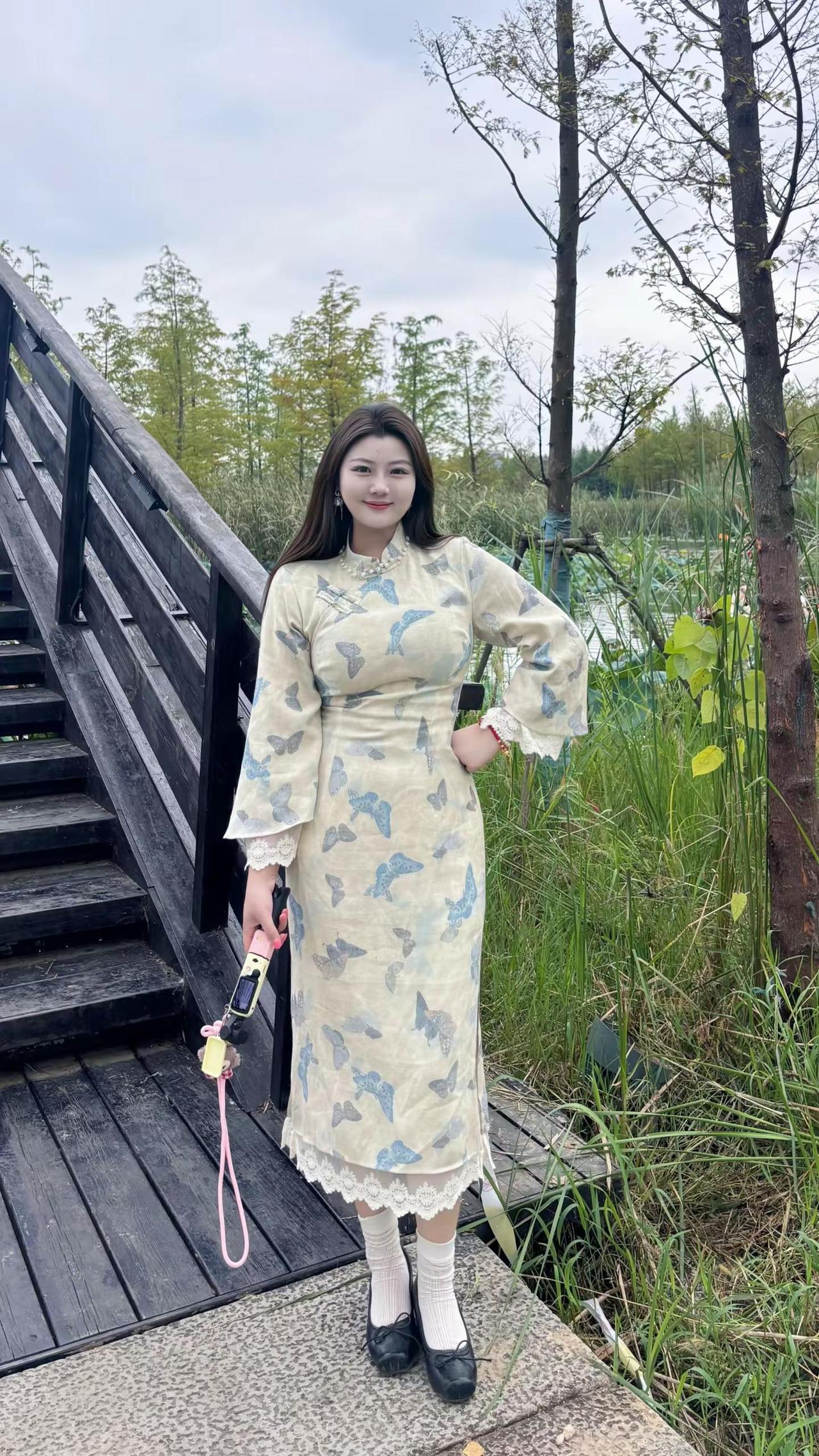 遇见你的眉眼如清风明月。旗袍出游穿搭外拍微胖旗袍