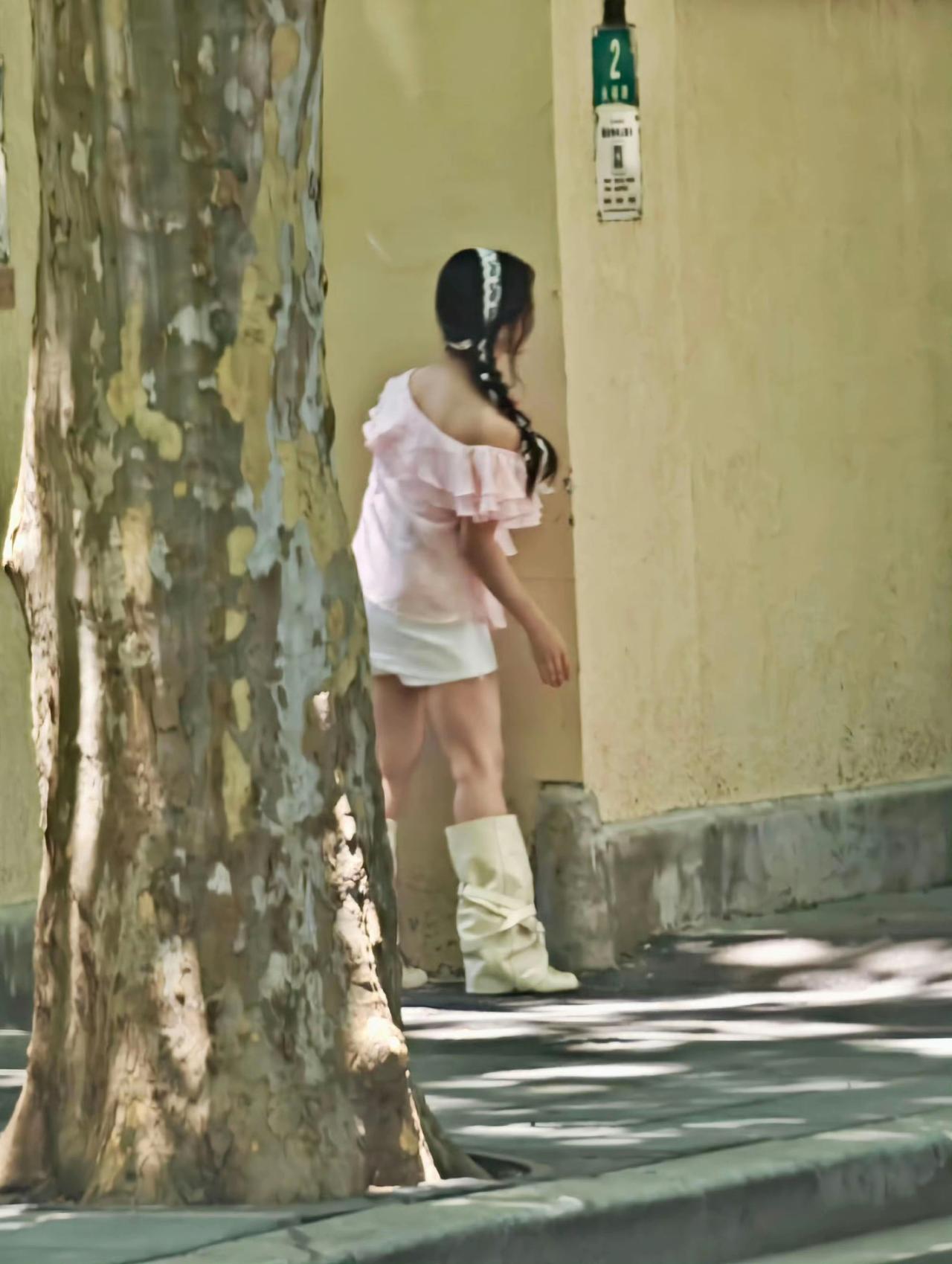 街边偶遇沈月，大象腿敦实好。感觉155吧，去掉高跟鞋150左右，骨架大。