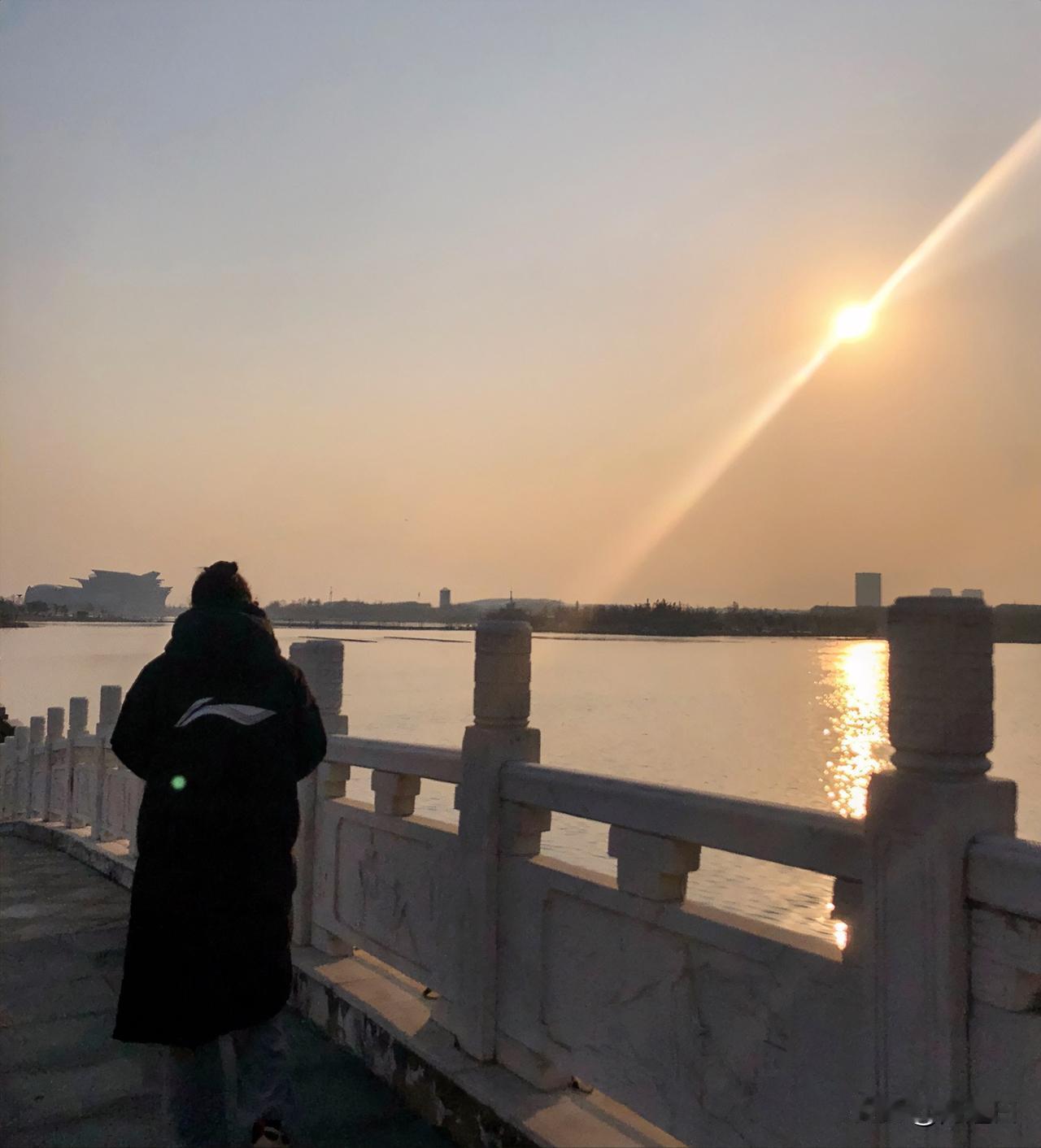 对于退休人很抢手的这些再就业工作，工资均在3千左右，虽然也不算太少，但是我一件也