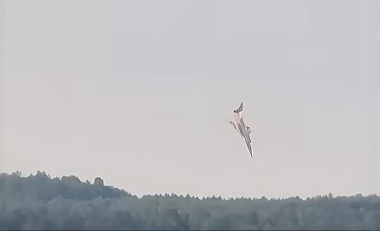 Tu-22M3和B-52H，不到24小时相继坠毁，真是一对苦命鸳鸯！周一，在伊