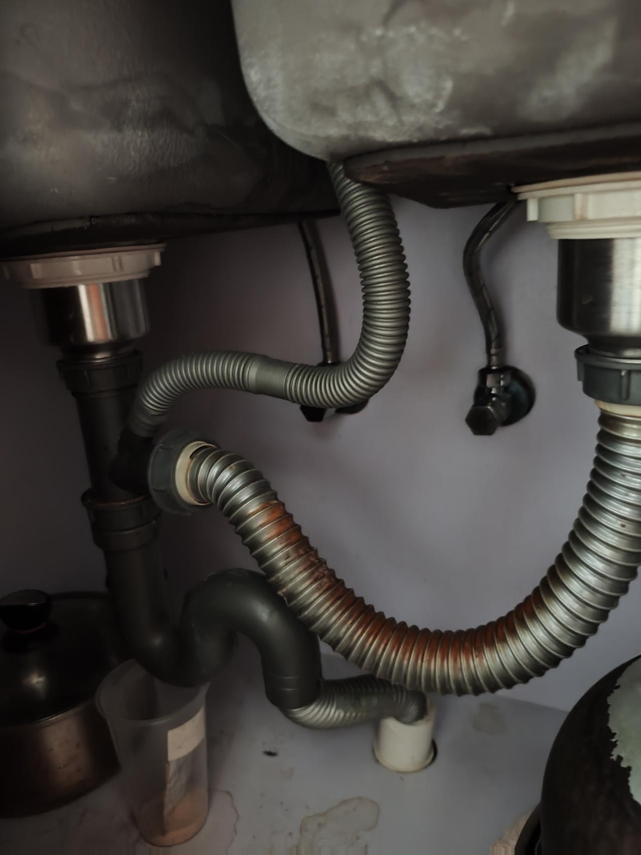 家里洗碗池的排水管堵塞了，本来想请家政公司的人过来疏通，客服人员说上门费50元，