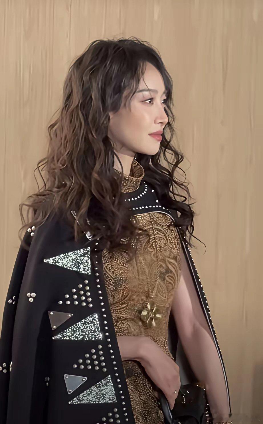 宋茜这次真是太尴尬了！近日，宋茜盛装打扮出席某品牌的时装秀，只见她烫着羊毛卷，里