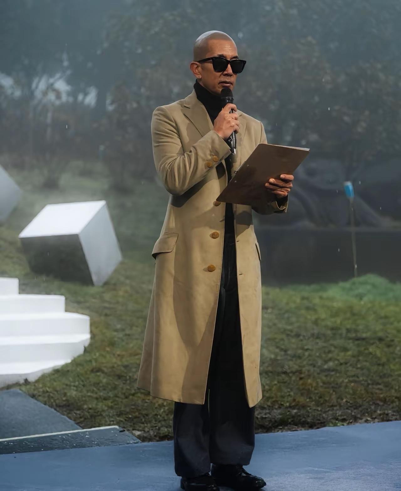 都说光头不重感情，但具俊晔今天穿这件大衣是熙媛27年前送给他的衣服，也足已可见光